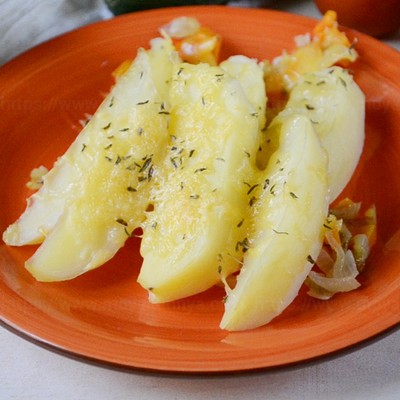 Картошка в духовке с сыром и овощами