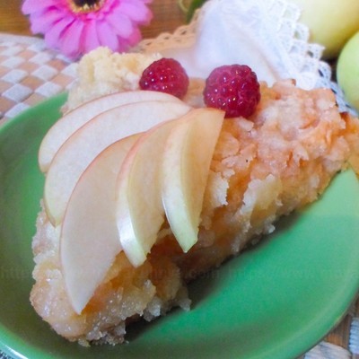 Насыпной пирог с яблоками в мультиварке