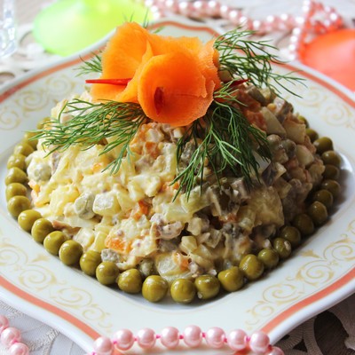 Оливье с языком и мясом перепелов