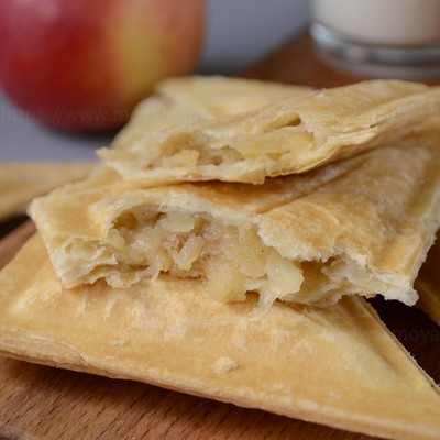 Пирожки из слоеного теста с яблоком в сэндвичнице