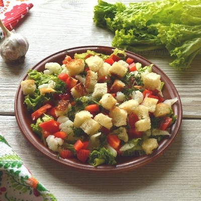 Салат из овощей с сухариками