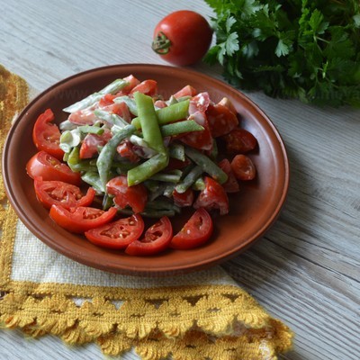 Салат из помидоров и стручковой фасоли
