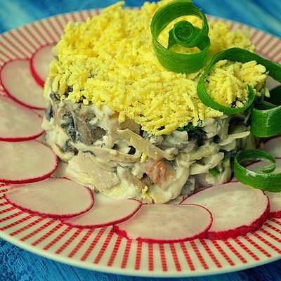 Салат с шампиньонами и копчёной курицей