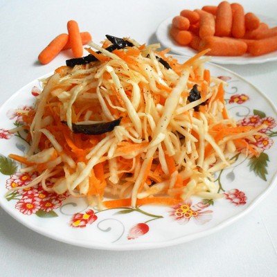 Витаминный салат из капусты, моркови и чернослива
