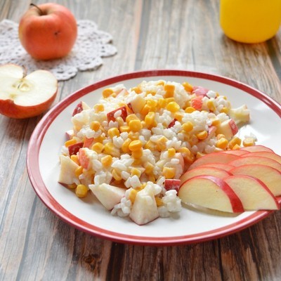 Рисовый салат с кукурузой и яблоками