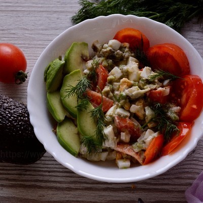 Салат из авокадо с помидорами и репчатым луком