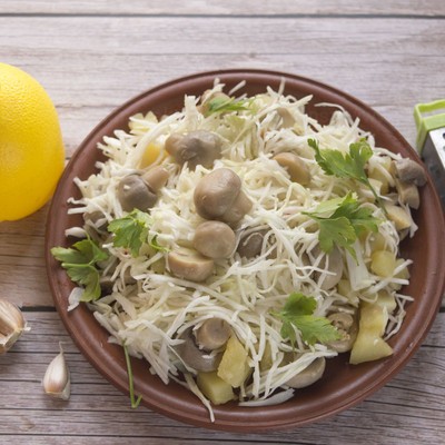 Салат из белокочанной капусты с маринованными грибами