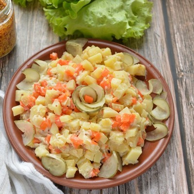Салат из картошки с солеными огурцами и морковью