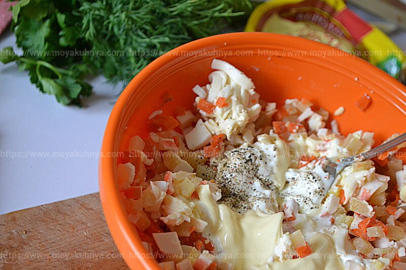 салат с крабовыми палочками и яйцом