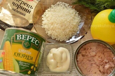 Салат с тунцом рисом и кукурузой
