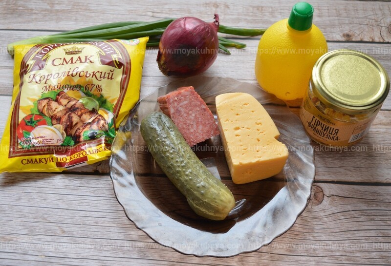 Салат из копченой колбасы и сыра с маринованными огурцами