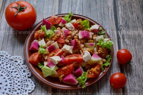 вкусный салат с курицей и фасолью	