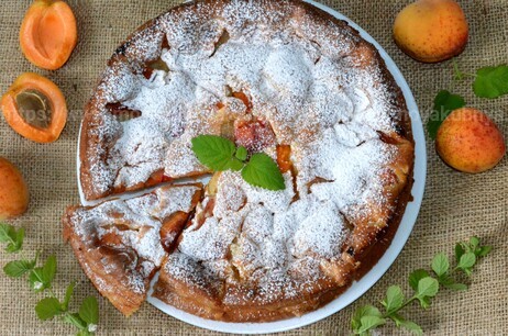 заливной пирог со свежими абрикосами