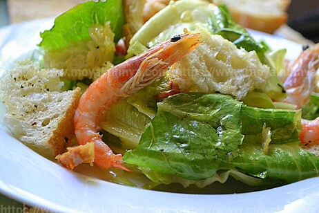 салат цезарь с креветками фото рецепт	