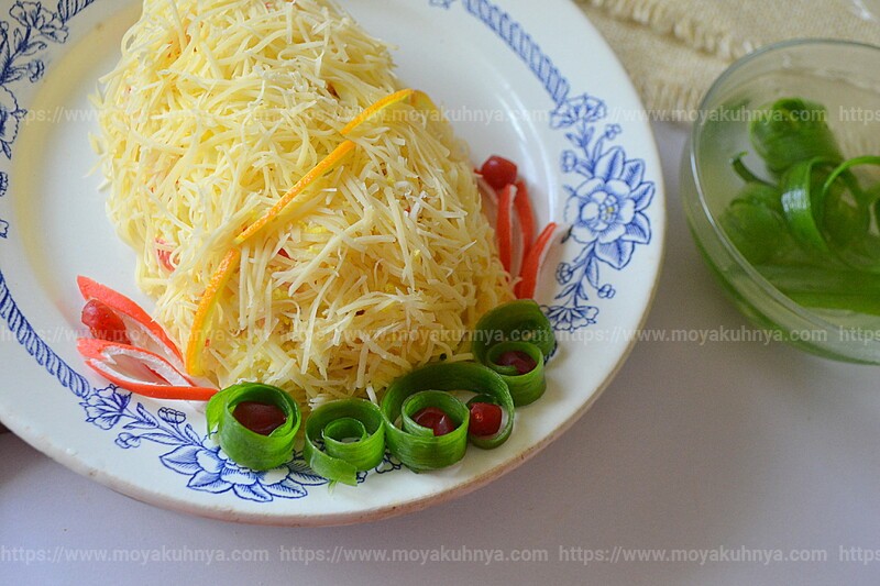 салат с крабовыми палочками и яйцом