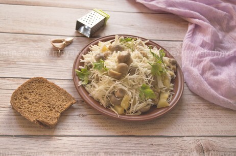 салат с капустой и солеными грибами	