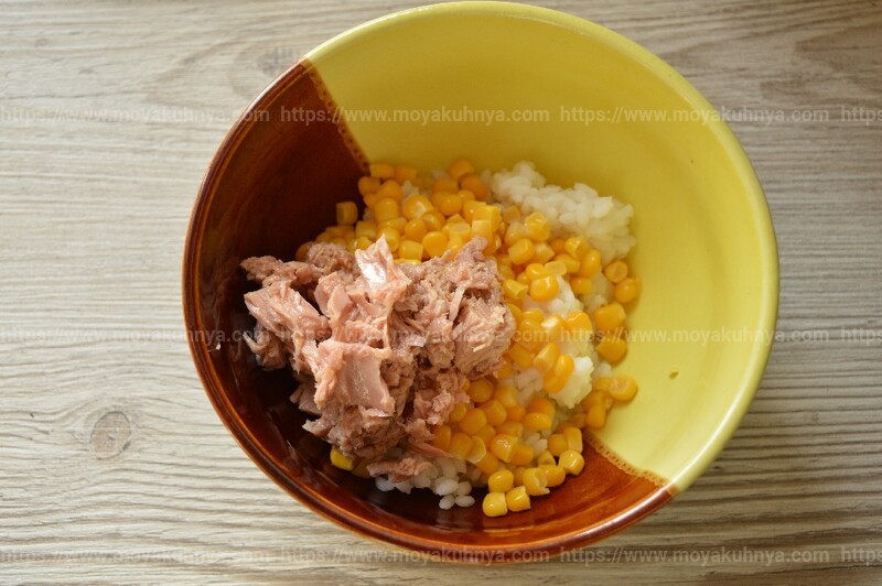 салат из тунца с рисом и кукурузой