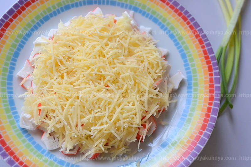 салат с крабовыми палочками и сыром