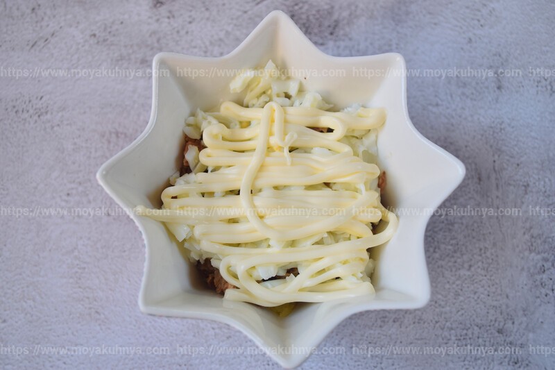 салат со шпротами слоеный с сыром