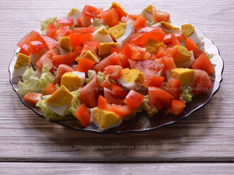 салат с ветчиной и помидорами слоями
