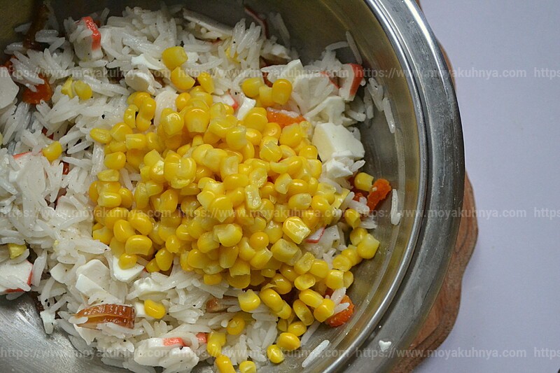 салат с крабовыми палочками и рисом	